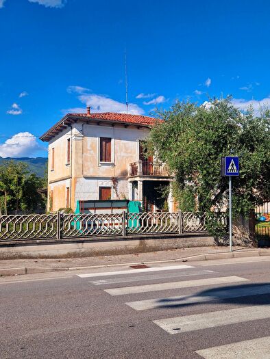 Casa con 10 locali in vendita in Colle Umberto