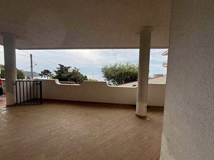 Casa quadrilocale in affitto in Via Vittoria, Caminia, Stalettì