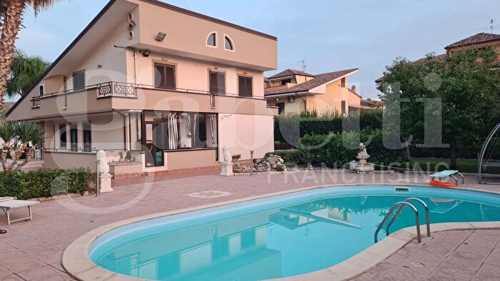 Casa con 11 locali in vendita in Via Madonna degli Angeli, Bellona