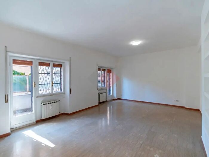 Appartamento trilocale in affitto in Via Raffaele Battistini, Roma