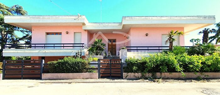 Casa con 5 locali in vendita in Via Emilia, Racale