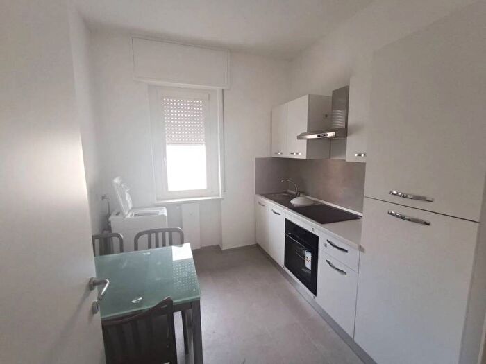 Appartamento trilocale in affitto in Via Andrea Maffei, Montenero, Milano