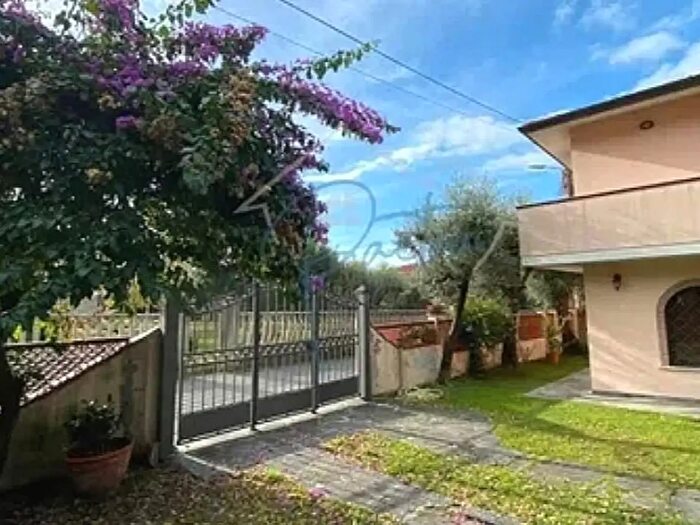 Casa con 6 locali in vendita in Montignoso