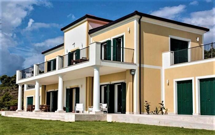 Casa con 15 locali in vendita in Cipressa