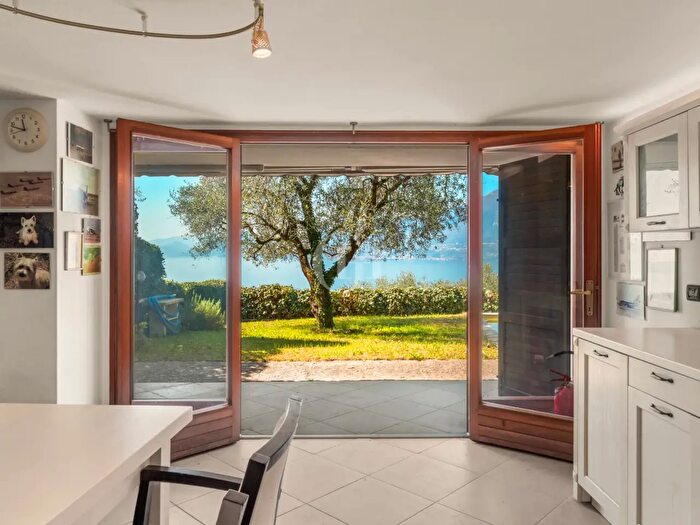 Casa quadrilocale in vendita in Torri Del Benaco