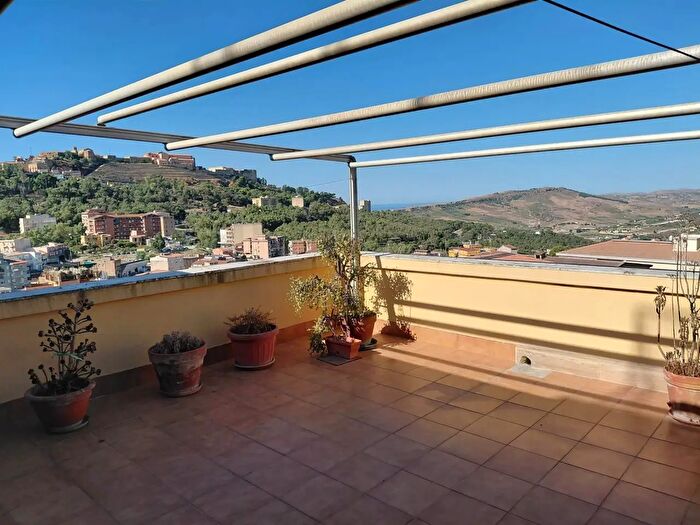 Appartamento con 9 locali in vendita in Vicolo M Cimarra, Agrigento