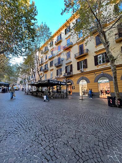 Appartamento con 5 locali in vendita in Via Luca Giordano, Napoli