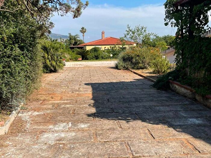 Casa con 6 locali in affitto in Via Pallante, Partanna, Palermo