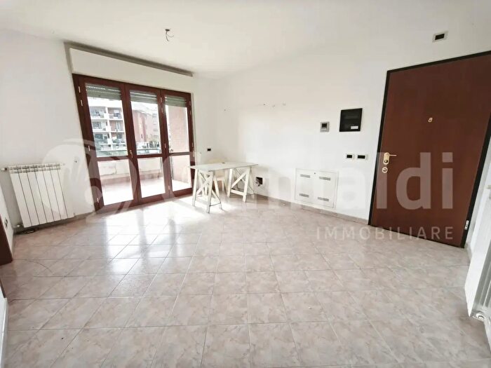 Appartamento trilocale in vendita in Via Nosate, Roma