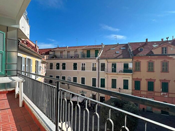 Appartamento trilocale in affitto in Piazza Andrea Massena, Centro, Loano