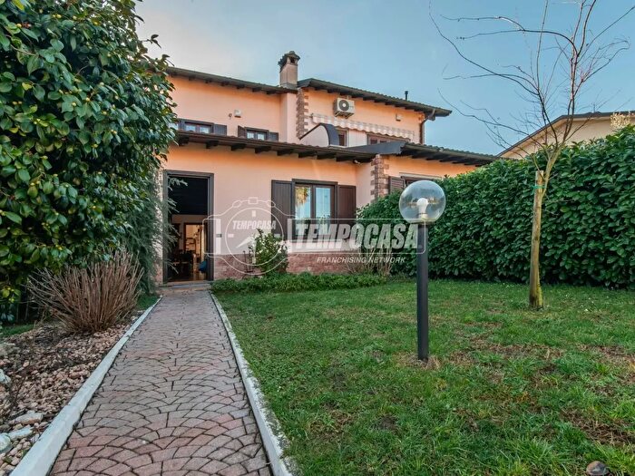 Casa quadrilocale in vendita in Via Campo Sportivo a, Lurate Caccivio