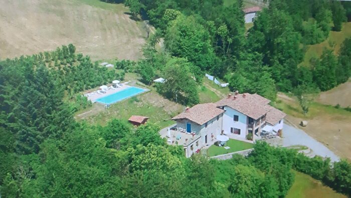 Casa con 13 locali in vendita in Via Borelletta, Camporgiano