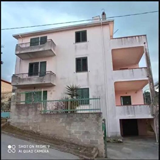 Casa con 6 locali in vendita in Via l Istei, Oliena