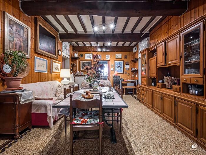 Casa con 6 locali in vendita in Via Canaletto, San Prospero