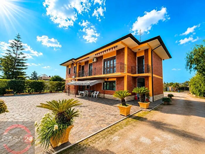 Casa con 7 locali in vendita in Via Pontina Km, Latina