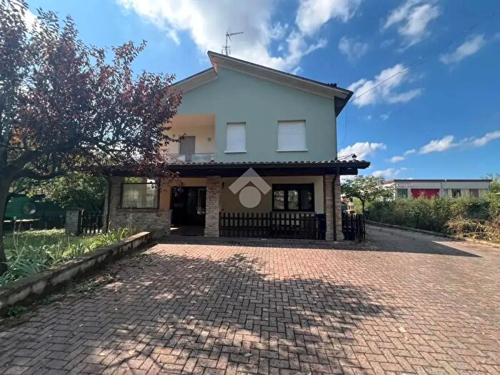 Casa con 7 locali in vendita in Strada del Bottone, Traversetolo