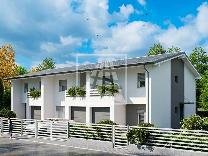 Casa quadrilocale in vendita in Via Hugo, Reggio Emilia