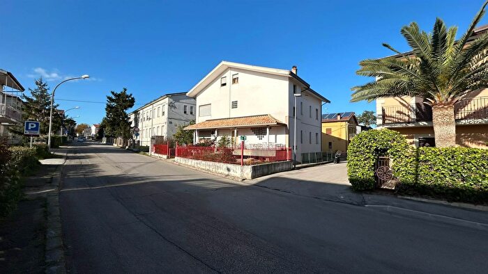 Casa quadrilocale in vendita in Frisa