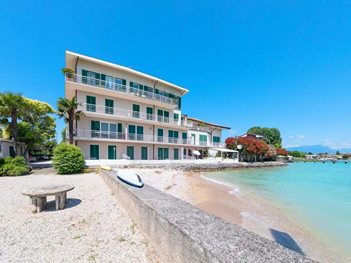 Appartamento quadrilocale in vendita in Via XXV Aprile, Sirmione
