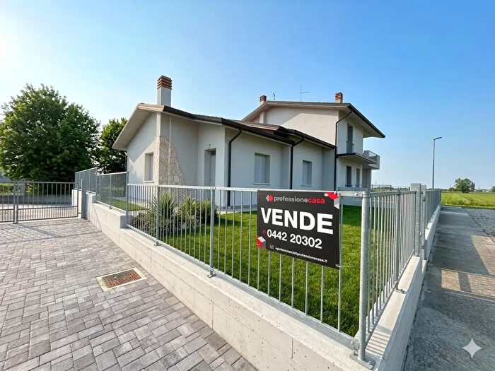 Casa con 5 locali in vendita in Via Don Romolo Tressino, Bonavigo
