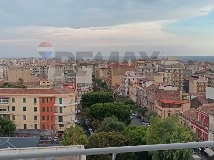 Appartamento con 6 locali in affitto in Via Sabato Martelli Castaldi, Catania