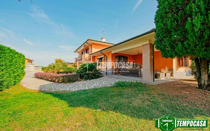 Casa quadrilocale in vendita in Via Alessandrina, Albuzzano