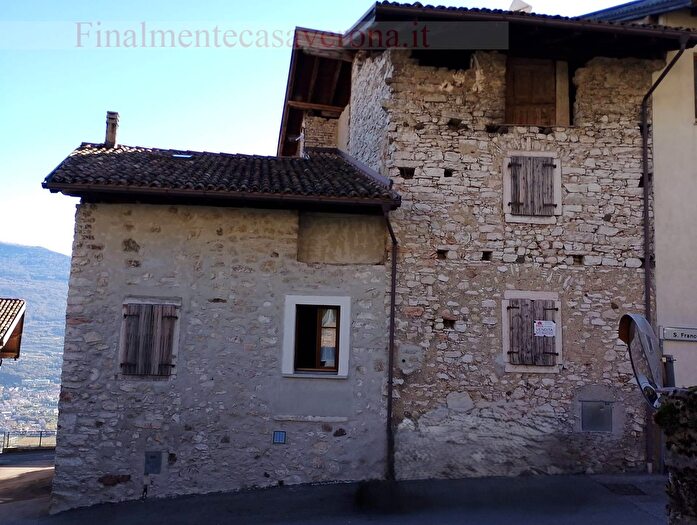 Casa con 12 locali in vendita in Via Diaz, Isera