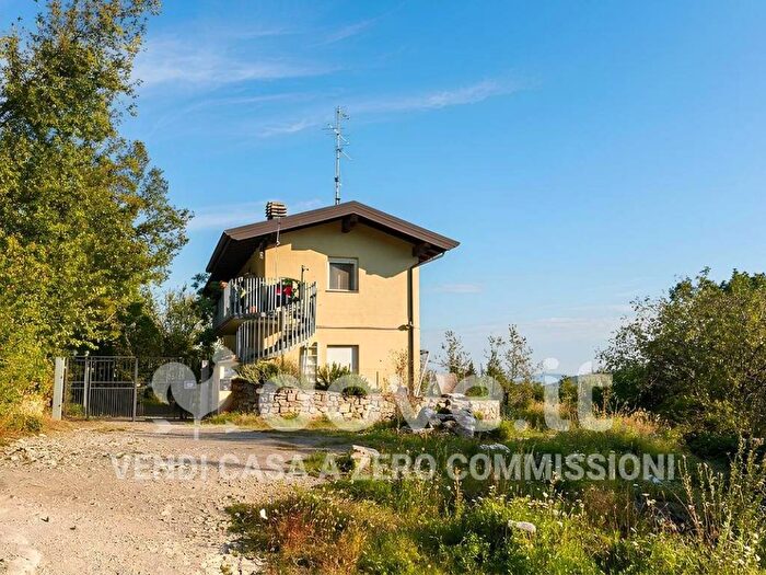 Casa con 6 locali in vendita in Via Nuova Estense, Serramazzoni