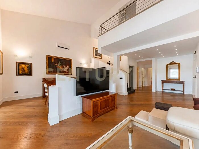 Casa con 10 locali in vendita in Via Caporetto, Anzio