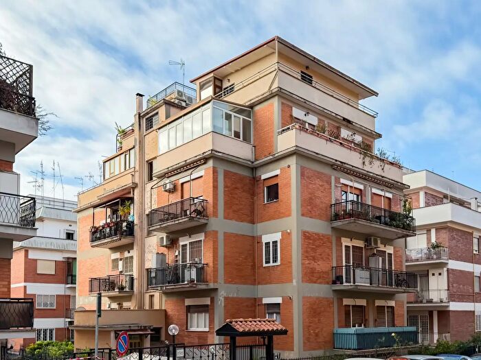 Appartamento trilocale in vendita in Via dei Buonvisi, Roma