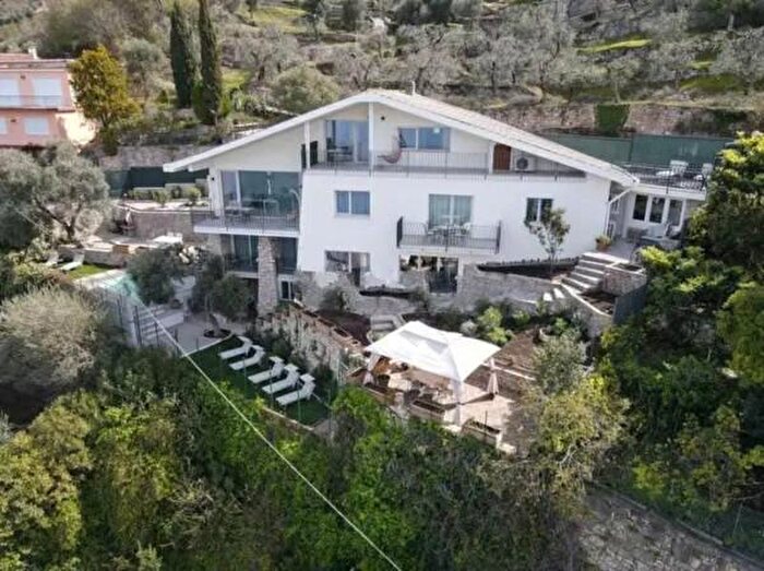 Casa con 6 locali in vendita in Via Salto, Brenzone