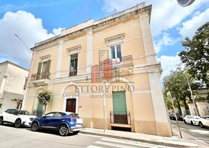 Casa con 6 locali in vendita in Parabita