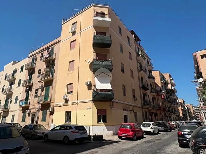 Appartamento trilocale in vendita in Via Baldassare Zamparrone, Palermo
