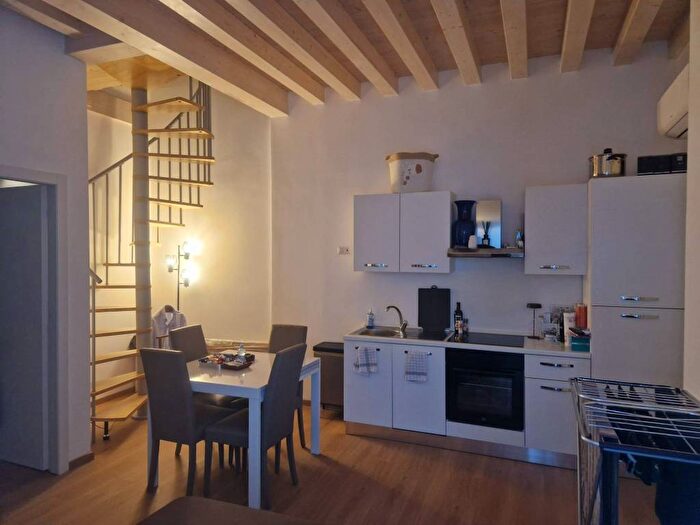 Appartamento trilocale in affitto in Via Michelangelo Buonarroti, Amendola Buonarroti, Milano