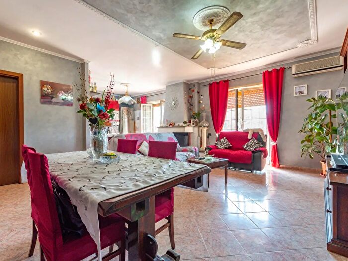 Appartamento trilocale in vendita in Via Cavate, Roma