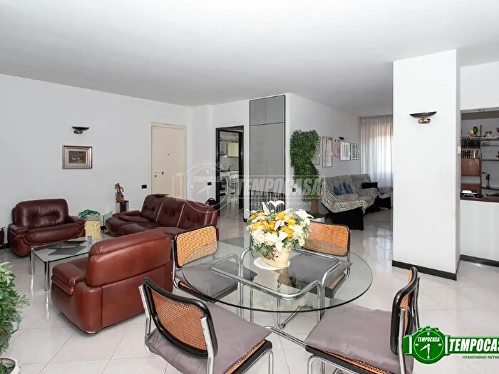 Appartamento trilocale in vendita in Via Palestro, Magenta