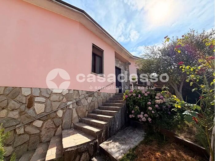 Casa con 9 locali in vendita in Piazza Fratelli Comazzi, Trino