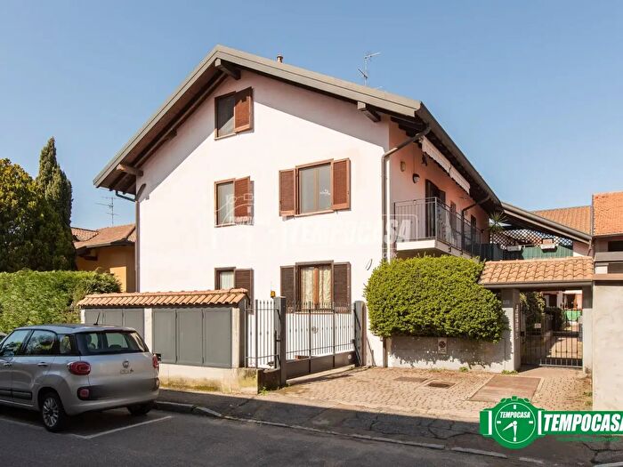 Appartamento trilocale in vendita in Corso America, Arconate