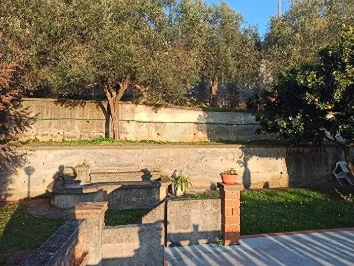 Casa con 6 locali in vendita in Massa
