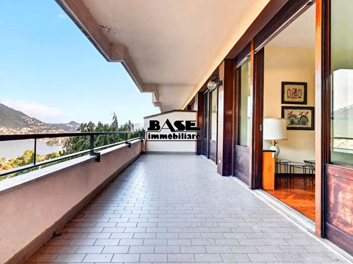 Appartamento trilocale in vendita in Via Bronzetti, Como