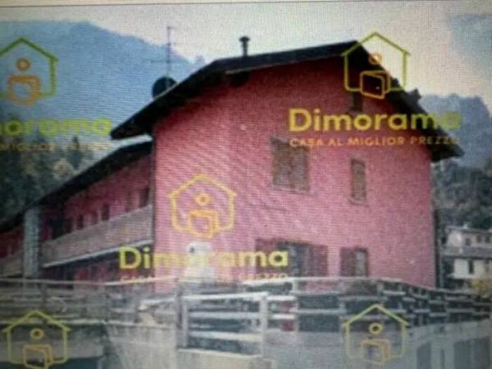 Casa bilocale in vendita in Via Cantone Santa Maria, Lenna