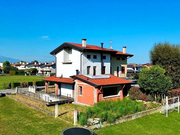 Casa quadrilocale in vendita in Via Donizetti G, Tezze Sul Brenta