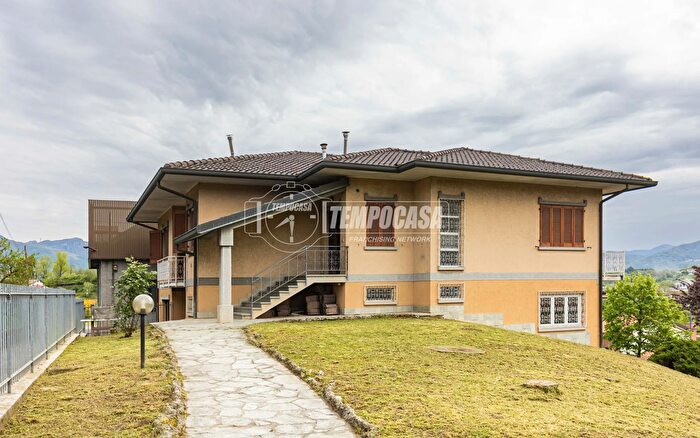 Casa con 5 locali in vendita in Via Camillo Benso Cavour, Nibionno