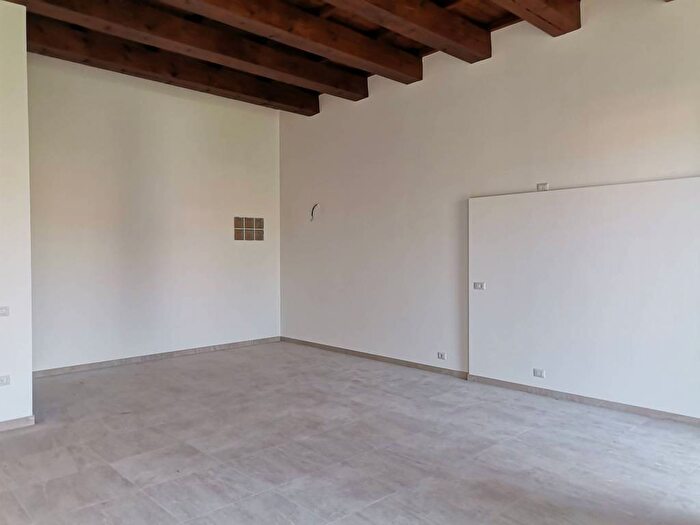 Appartamento trilocale in affitto in Centro, Mirandola