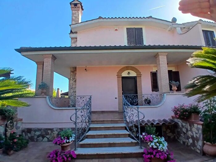 Casa con 6 locali in vendita in Via dei Tulipani, Ladispoli