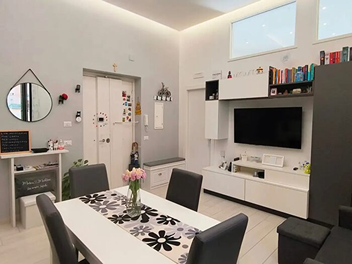 Appartamento trilocale in vendita in Via di Niso, Napoli