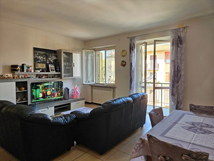 Appartamento con 6 locali in vendita in Via Bruno Buozzi, Castiglione Del Lago