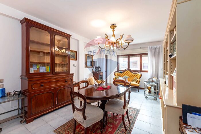 Appartamento trilocale in vendita in Via Viner, Roma