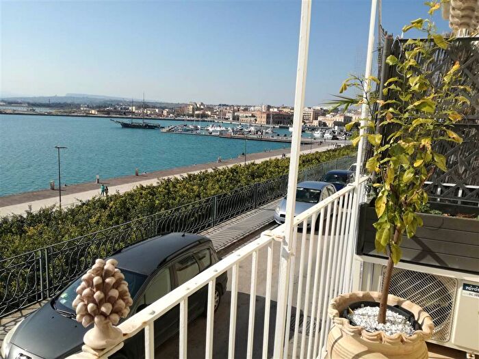Appartamento trilocale in affitto in Via delle Carceri Vecchie, Ortigia, Siracusa