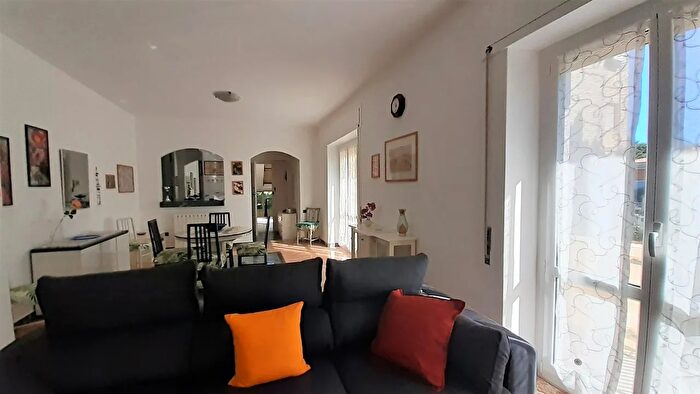 Appartamento con 5 locali in affitto in Massa